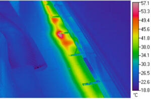 L'immagine sopra è tratta da un'indagine di rilevamento perdite con termocamera. La termocamera ha rilevato che il tubo del riscaldamento è danneggiato a causa di un chiodo dell'asta di fissaggio del tappeto. L'immagine mostra che diverse aree sono state danneggiate e necessitano di riparazioni e sostituzioni urgenti. 